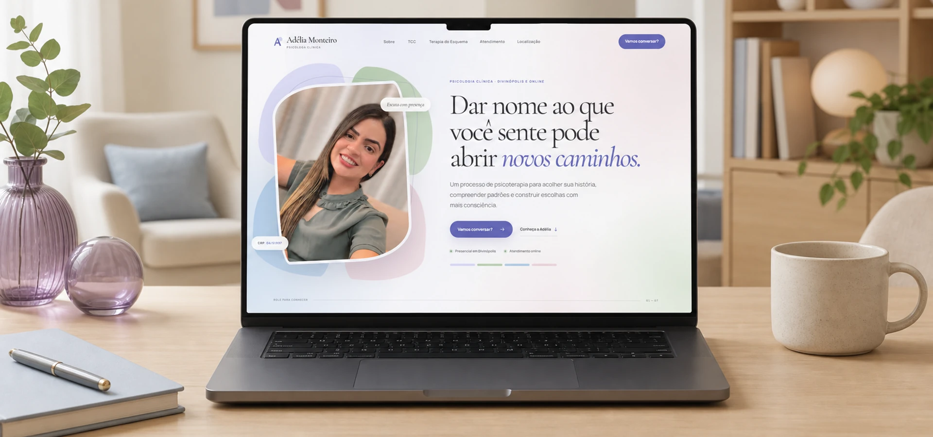 Notebook exibindo a página inicial da psicóloga Adélia Monteiro em um consultório acolhedor