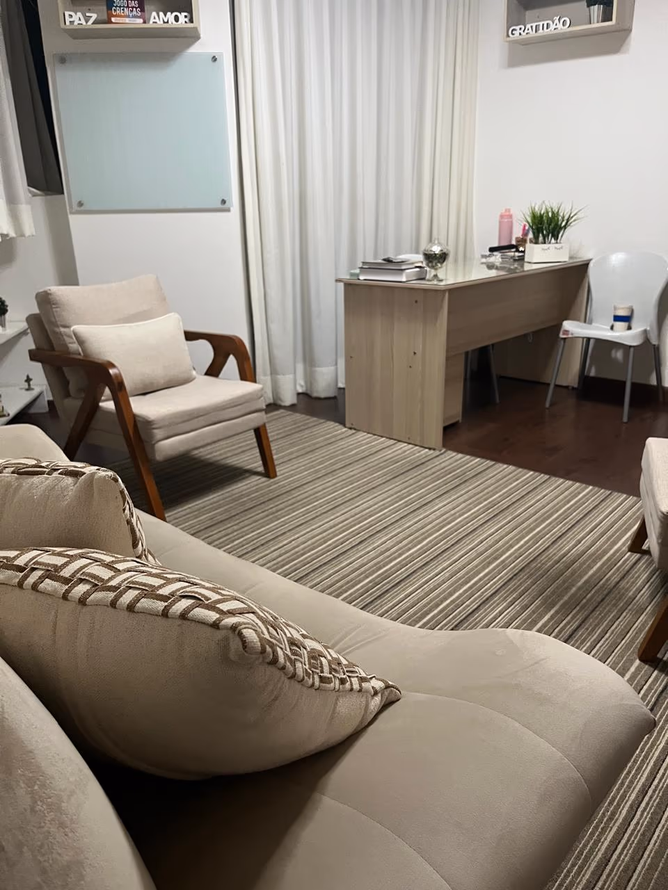 Poltronas e escrivaninha do consultório
