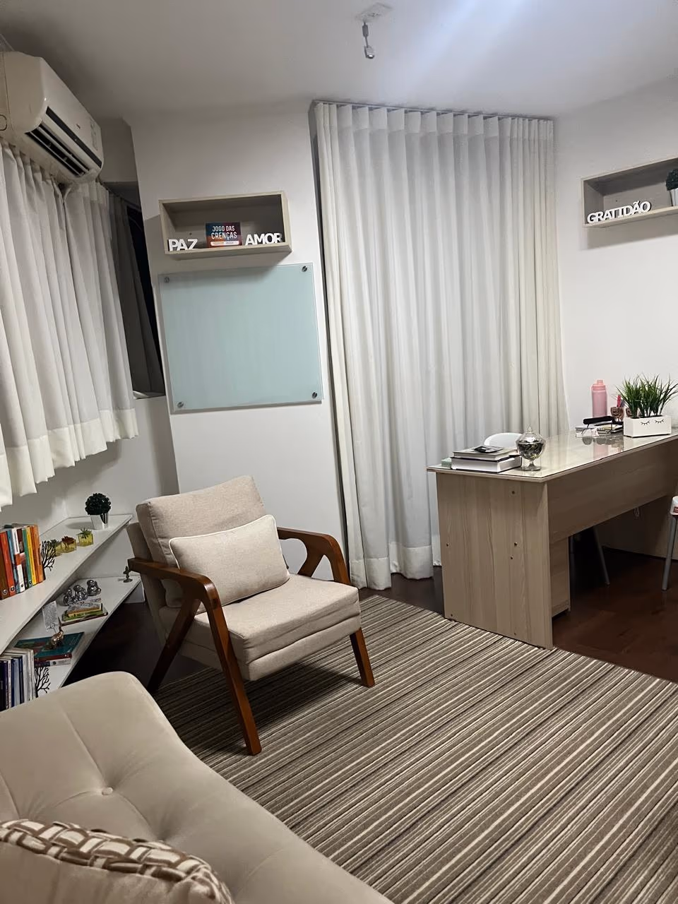 Poltrona, cortinas e mesa de trabalho