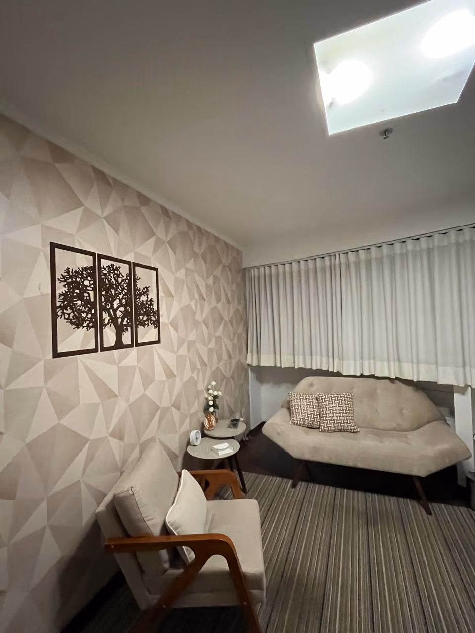 Sofá e parede decorada do consultório