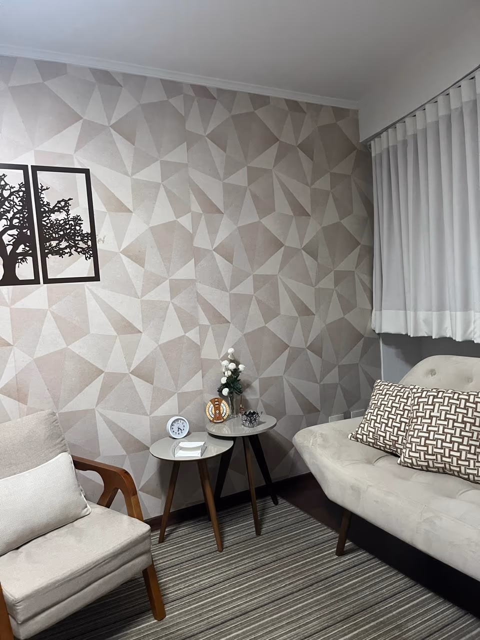 Poltronas e mesas de apoio do atendimento