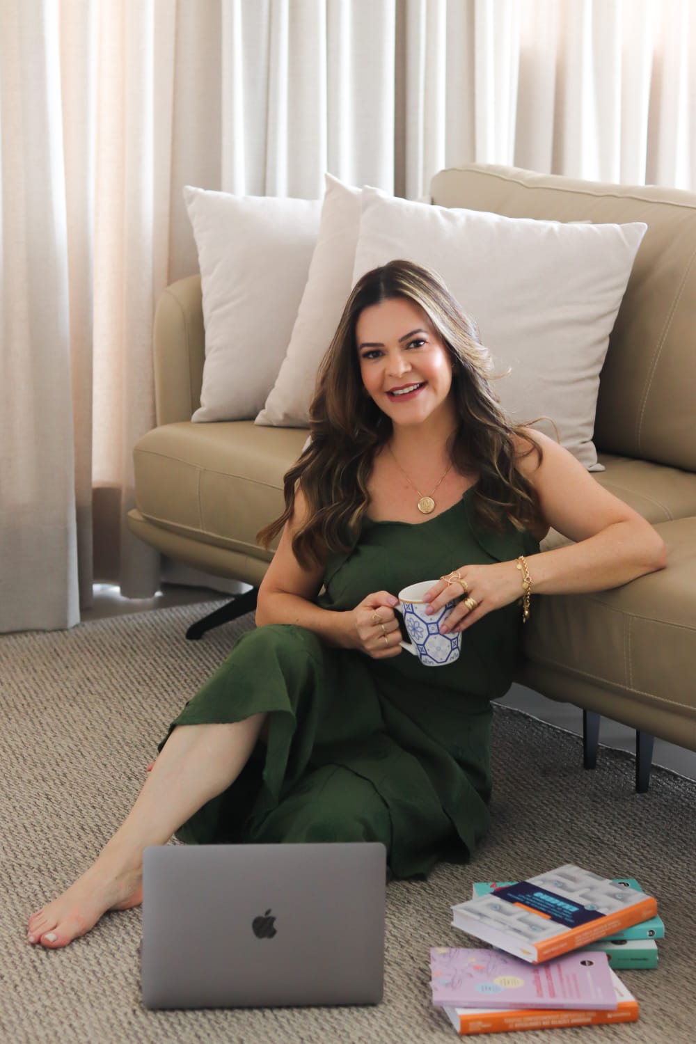 Almira Marques com notebook e livros