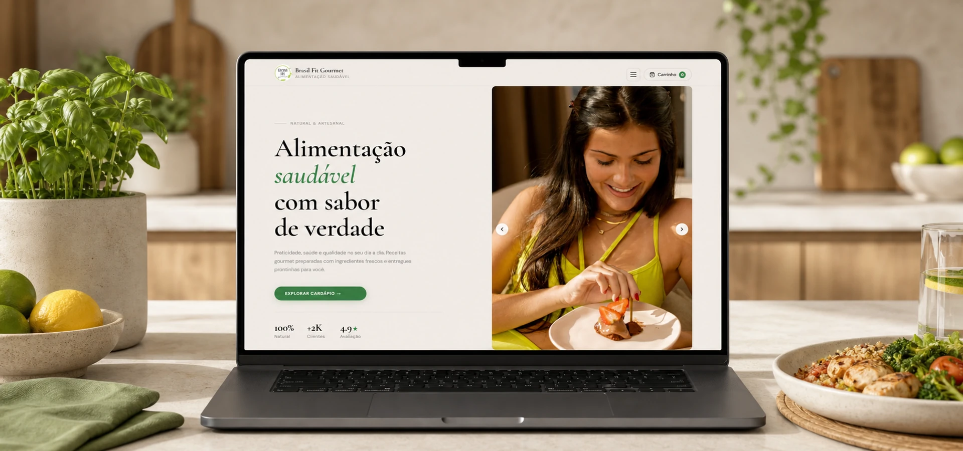 Notebook exibindo a página inicial da Brasil Fit Gourmet em uma cozinha saudável