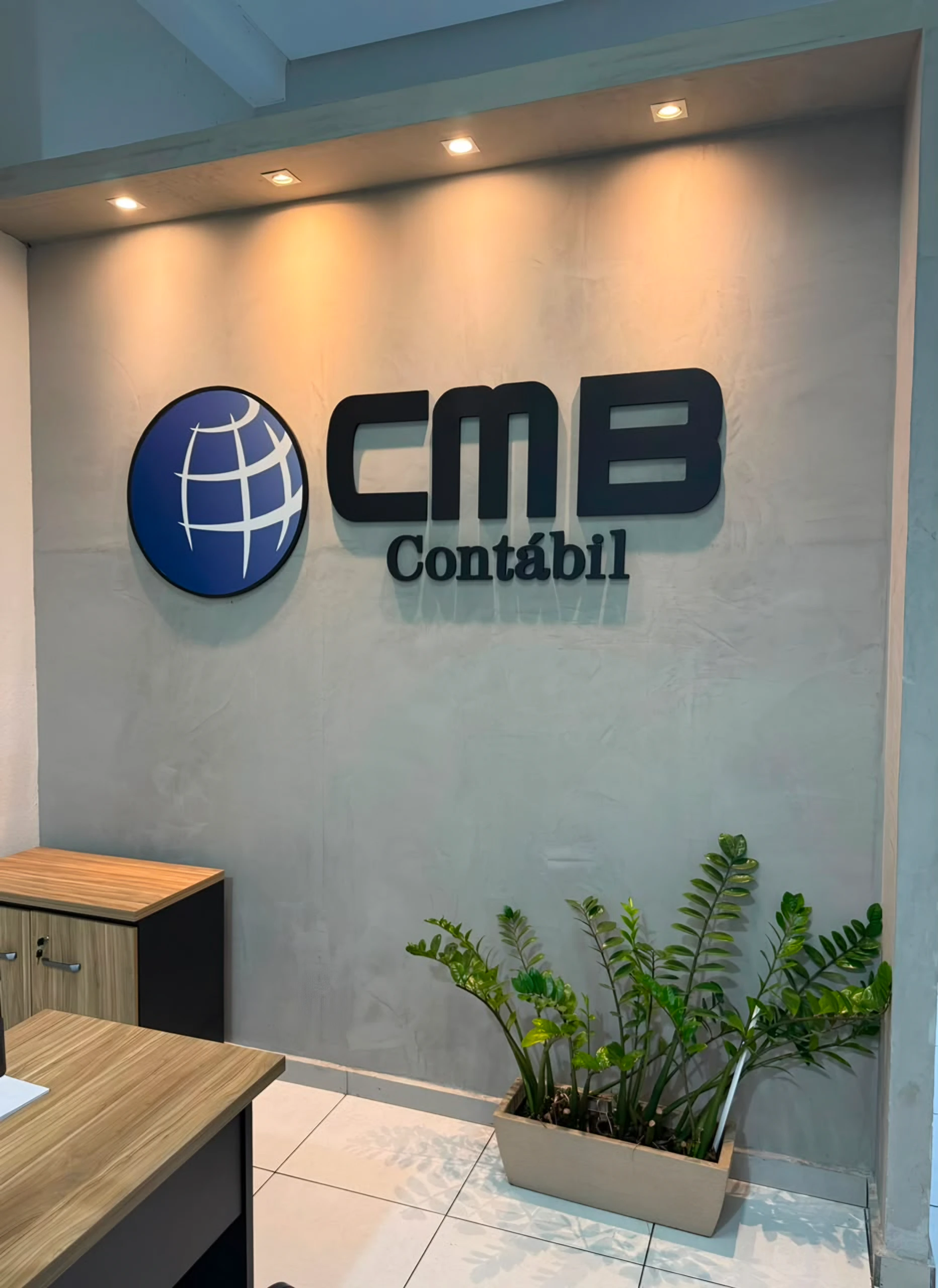 Marca CMB Contábil no escritório